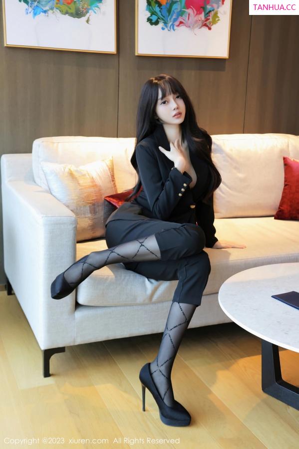 玥儿玥  [XiuRen]高清写真图 2023.10.13 No.7502 玥儿玥er 制服美腿第13张图片